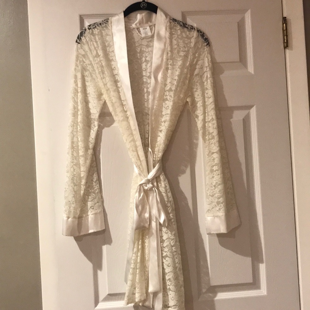 White lace robe